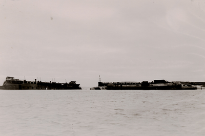 19651 Tweede Wereldoorlog. Tot zinken gebrachte schepen voor de Prov. Stoombootdienst in de monding van de Buitenhaven