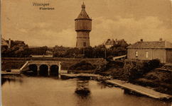 19721 'Vlissingen. Watertoren'. Watertoren aan de Badhuisstraat, gebouwd in 1894, met op de voorgrond de kleine Spuiboezem