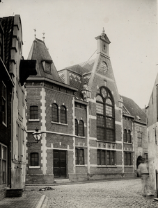 19757 Voormalige Gereformeerde kerk in de Korte Vrouwestraat. Volgens Domisse: Korte Vlamingstraat. Gebouwd in 1899