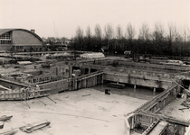19808 Het golfslag- en wedstrijdbad van het Sportfondsenbad in aanbouw. Op 23 dec. 1985 werd het in gebruik genomen en ...
