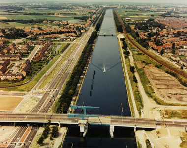 19812 Luchtfoto omgeving Kanaal door Walcheren met de pas aangelegde halfhoge Sloebrug. Links van het kanaal de wijk ...