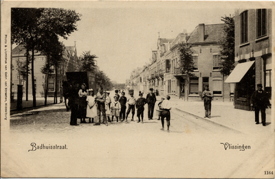 20040 'Badhuisstraat. Vlissingen' Het begin van de Badhuisstraat met rechts schoenhandel A.J. Guinée.Op de achtergrond ...