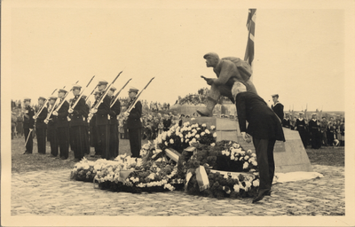 20147 Onthulling Landingsmonument voor het 4e Commando op 31 mei 1952 door minister ir. C. Staf. Beeldhouwer: Titus Leeser.