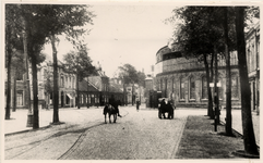 20275 Het Betje Wolffplein gezien in de richting van de Aagje Dekenstraat. Rechts op de achtergrond de smederij van de ...