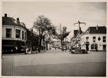 20284 Het Betje Wolffplein gezien in de richting van de Coosje Buskenstraat