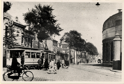 20294 De Aagje Dekenstraat met electrische tram gezien vanaf het Betje Wolffplein