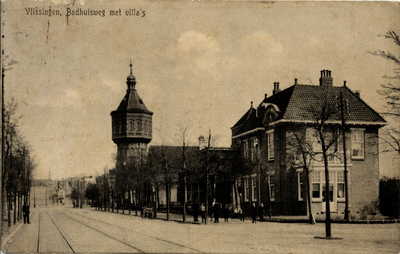 20310 'Vlissingen, Badhuisweg met villa's'. Op de achtergrond de Watertoren