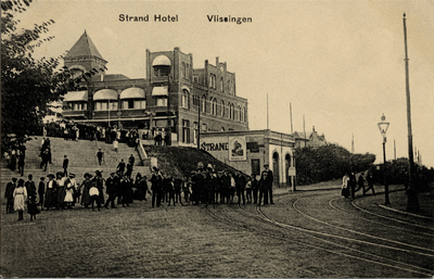 20315 'Strand Hotel. Vlissingen'. De leeuwentrap gezien vanuit de Badhuisstraat. Op Boulevard Evertsen ziet men het ...