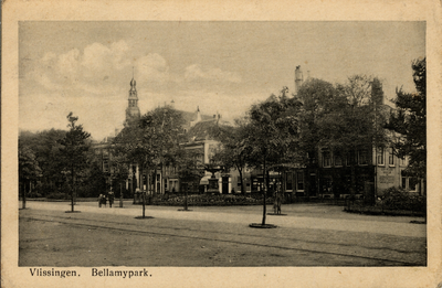 20343 'Vlissingen. Bellamypark.' Op de achtergrond de fontein ter ere van Betje Wolff en Aagje Deken en de panden aan ...