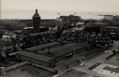 20361 Luchtfoto van Vlissingen. Panorama vanaf de Stadhuistoren met op de voorgrond de houten school van de Hogere ...