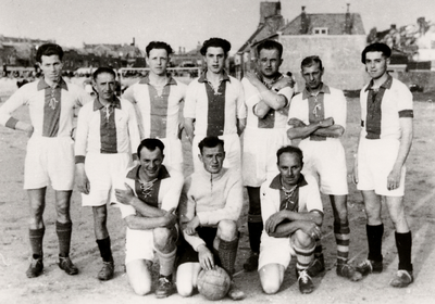 20407 Voetbalelftal van de Gemeente op het Van Nispenplein. Staand van l. naar r.: Vermeer, Lagace, Kuiper, Molenbroek, ...