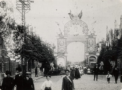 20460 Onafhankelijkheidsfeesten 1913 in Vlissingen (1813-1913). Erepoort opgericht in de Scheldestraat ter hoogte van ...