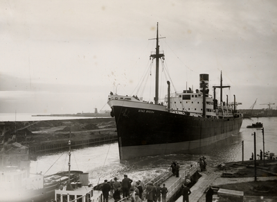 20467 Vertrek van de Stad Breda door de sluizen van Vlissingen. In november 1948 is het schip als casco gearriveerd te ...
