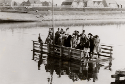 20468 Tweede Wereldoorlog. Pont over het Kanaal door Walcheren bij Souburg tijdens de inundatie van Walcheren in ...
