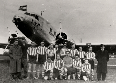 20557 De voetbalclub E.M.M. voor het vertrek per vliegtuig naar Haamstede voor de wedstrijd tegen Burch. Op de foto ...