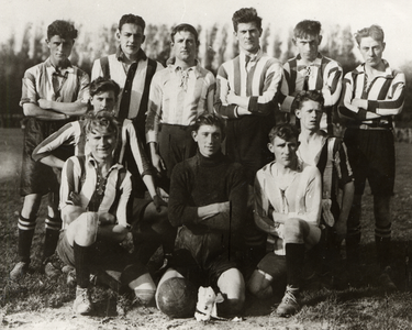 20562 Voetbal Combinatie Vlissingen (VCV), opgericht 1 aug. 1916.Het 1e elftal (2e klas.Staand van l. naar r.: Jaap van ...