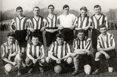 20563 Voetbal Combinatie Vlissingen (VCV), opgericht 1 aug. 1916.Het 1e elftal, 2e klasse.Staand van l. naar r.: Arie ...