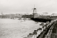 20570 Tweede Wereldoorlog. De Oranjedijk met molen gezien vanaf het hoofd bij de Slikhaven waar op 1 nov. 1944 de ...