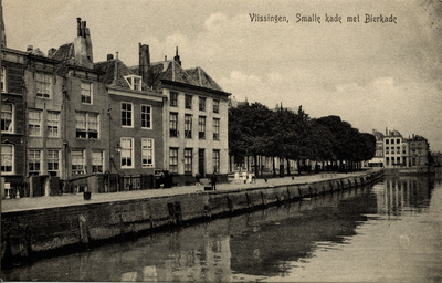 20580 'Vlissingen, Smalle kade met Bierkade'. Op de voorgrond de Koopmanshaven