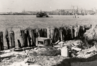 20586 Tweede Wereldoorlog. Ingang van de Buitenhaven met schepen versperd, gezien vanaf de oostzijde van de haven