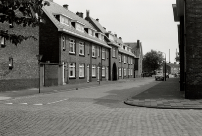 20616 De Arbeidstraat gezien vanaf de Bonedijkestraat. De eerste steen van deze woningen en de woningen op het ...