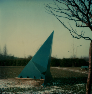 20661 Staalplastiek 'Blauwe Driehoek' van de Vlissingse beeldend kunstenaar Cees Roovers. In 1982 geplaatst aan de Sloeweg