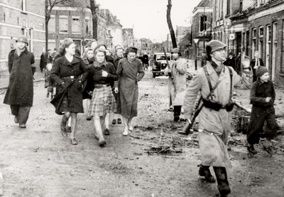 20690 Tweede Wereldoorlog. Glacisstraat, vrouwen die zich ingelaten hadden met de Duitsers zijn op weg om kaalgeknipt ...