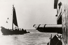 20698 Tweede Wereldoorlog. De torpedobunker met twee lanceerbuizen aan het eind van het Roeiershoofd en vissersboot op ...
