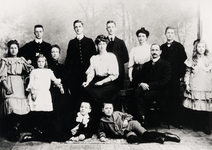 20706 Het gezin Strack van Schijndel met hun 11 kinderen die allen te Vlissingen geboren zijn. Op de foto van l. naar ...