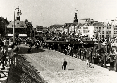 20714 Het Bellamypark en omgeving tijdens de onthulling van het nieuwe standbeeld van Frans Naerebout, gemaakt door ...