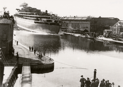 20717 Kon. Mij. de Schelde, tewaterlating van de 'Willem Ruys'. Bouwnummer 214, eigenaar Kon. Rott. Lloyd. De ...