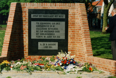 20772 Oorlogsmonument op het Marnixplein te West Souburg, ter nagedachtenis aan de Tweede Wereldoorlog. Maker van het ...