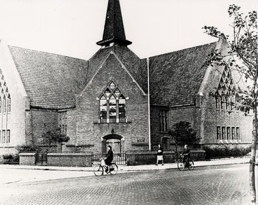 20849 De Gereformeerde Petruskerk in de Paul Krugerstraat. Bouwjaar 1928-1929. Zwaar beschadigd tijdens de 2e ...