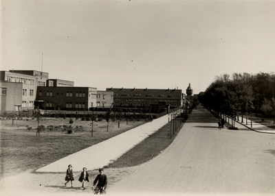 20858 De Koudekerkseweg met links ziekenhuis Bethesda. Het ziekenhuis werd plechtig geopend op 26 aug. 1931 door C.A. ...