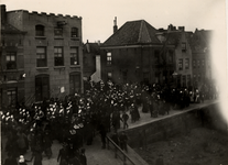 20869 De Dam te Vlissingen. Links het gebouw 'Elim', thans het Alhambra theater. Waarschijnlijk optocht de Ruyterfeesten 1907