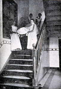 20924 Gasthuis in de Hellebardierstraat. 'Ouderwetsche trappen in plaats van liften' om patiënten naar boven of naar ...