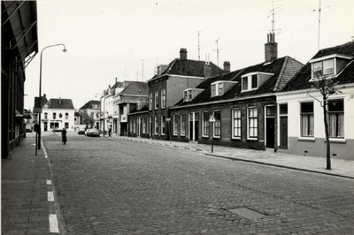 20971 Aagje Dekenstraat gezien in de richting van het Betje Wolffplein. De huisjes vanaf tweede van rechts zijn gebouwd ...