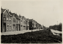 21037 Huizen aan de Schuitvaartgracht en zijstraten, gebouwd ca. 1925. Op de achtergrond de brug die de ...