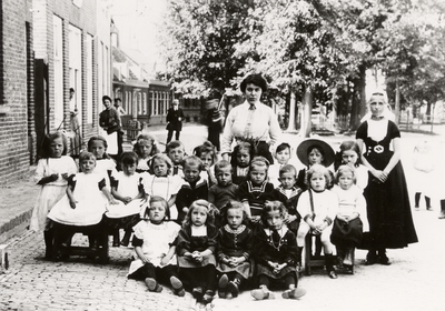 21107 Kleuterschoolklasje in Oost Souburg op het Oranjeplein. Op de voorste rij 2e van links zit Johanna P. Dommisse