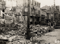 21143 Tweede Wereldoorlog. Coosje Buskenstraat na de strijd met links Garage 'Het Centrum' en rechts de U.L.O. school ...