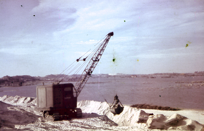 21208 Tweede Wereldoorlog. Een kraan aan het werk tijdens herstelwerkzaamheden aan de Nolledijk na de inundatie