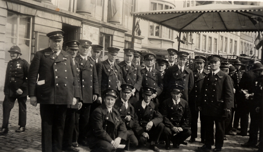 21213 De Vlissingse brandweer in Deinze in België. Kranslegging bij het monument van een gesneuveld brandweerman