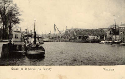 21337 'Gezicht op de fabriek 'De Schelde'. Vlissingen' Dokhaven, Tonnenbrug en overdekte scheepsbouwloodsen, de kappen. ...