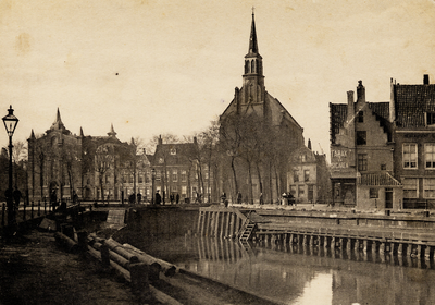 21427 Droogdok in met op de achtergrond de Pottekade in Vlissingen. Links de Nieuwe Kerk (gebouwd in 1860 en 1861, ...