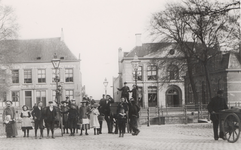 21455 De Rommelkade met links het Instituut van Linschoten, een inrichting voor Middelbaar Uitgebreid Lager en Hoger ...