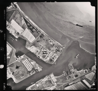 21487 Luchtfoto van Ritthem. De Sloehavens. Vanuit zee komt men eerst in de Sloehaven. de eerste afslag rechts is de ...