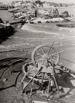 21503 Tweede Wereldoorlog. Dichting van het gat in de Nolledijk na het bombarderen van de dijk op 7 okt. 1944