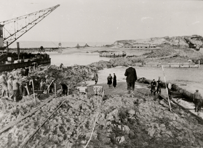 21519 Tweede Wereldoorlog. Dichting van het gat in de Nolledijk na het bombarderen van de dijk op 7 okt. 1944
