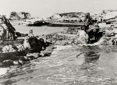 21528 Tweede Wereldoorlog. Dichting van het gat in de Nolledijk na het bombarderen van de dijk op 7 okt. 1944