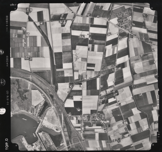 21538 Luchtfoto van Ritthem. Sloegebied. Boven de van Cittershaven (linksonder) is men bezig met het graven van de ...